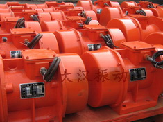 YZS振動(dòng)電機(jī)：加裝防護(hù)外殼，密封性強(qiáng)不易損壞。