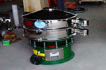 800型單層三次元振動(dòng)篩，產(chǎn)量可達(dá)800kg/h。