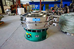 1200型三次元振動(dòng)篩，產(chǎn)量可達(dá)2100kg/h。